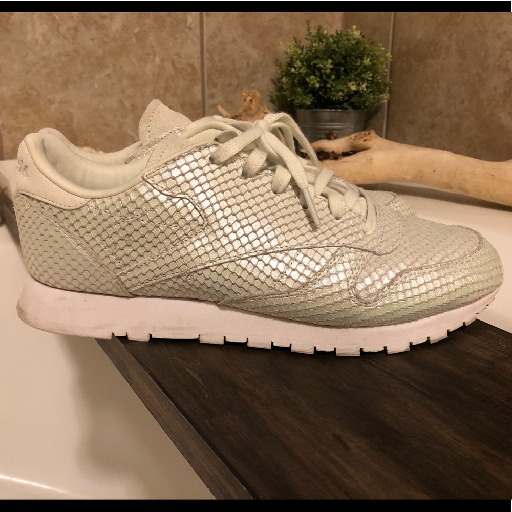 🎊Classic Reebok Sneakers👟 Shimmery/glitter White/silvery color